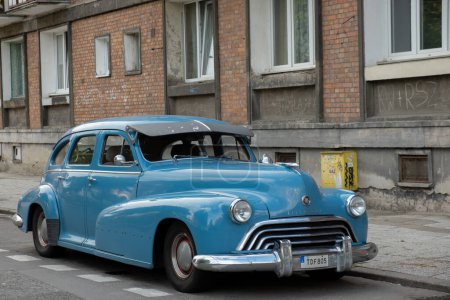 Foto de Gdansk Polonia mayo de 2022. 1950 Oldsmobile Super 88 sedán duro de vacaciones en la calle. Viejo coche azul retro vintage clásico coche americano. - Imagen libre de derechos
