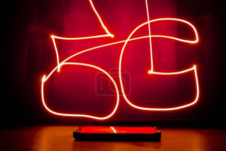 Foto de Abstract red lines long exposure light shape of 5G. Network internet mobile wireless business concept Innovations in the future 5G cellular and Internet speeds. - Imagen libre de derechos