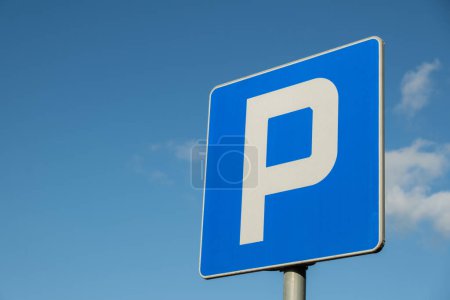 Foto de Parking sign showing free places. Traffic parking sign with clean sky and light ray. Cars became biggest problem for urban ecology due emission Outdoors - Imagen libre de derechos