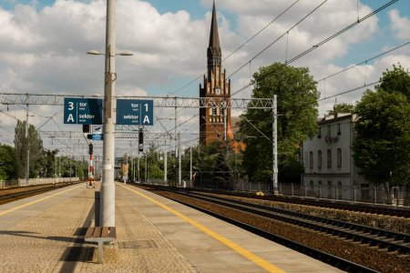Foto de Gdansk Polonia Julio 2022 PKP tren interurbano que va a la estación de tren Gdansk Glowny. Tren interurbano de larga distancia PKP compuesto por vagones. Tren interurbano polaco. Concepto turístico de viaje - Imagen libre de derechos