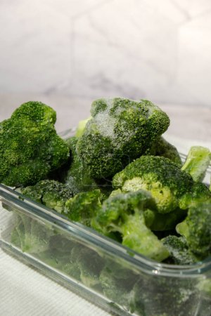 Tiefkühlkost Brokkoli Röschen hausgemacht. Erntekonzept. Gemüse für die Winterlagerung vorrätig Gesunde Lebensmittel, Zutaten zum Kochen