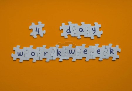 4-tägige Arbeitswoche Symbol auf Rätsel Vier-Tage-Arbeitswoche Konzept. Moderne Herangehensweise bei der Geschäftstätigkeit Kurzarbeit. Effektivität der Mitarbeiter. Produktivität und Effizienz an freien Tagen 