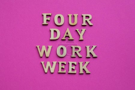 Téléchargez les photos : Symbole semaine de travail 4 jours lettres en bois concept semaine de travail de quatre jours. Approche moderne faisant des affaires semaine de travail courte. Efficacité des employés. Productivité et efficacité jours de congé - en image libre de droit