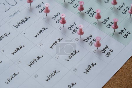 4-Tage-Woche gedruckten Kalender mit rosa Nadeln an drei freien Tagen in der Woche Wochenende vier Tage Arbeitswoche Konzept. Moderne Herangehensweise bei der Geschäftstätigkeit Kurzarbeit. Effektivität der Mitarbeiter