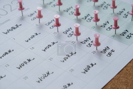 4-Tage-Woche gedruckten Kalender mit rosa Nadeln an drei freien Tagen in der Woche Wochenende vier Tage Arbeitswoche Konzept. Moderne Herangehensweise bei der Geschäftstätigkeit Kurzarbeit. Effektivität der Mitarbeiter
