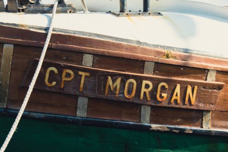 Téléchargez les photos : CPT MORGAN texte sur le baleinier historique en bois Le Charles W. Morgan. Construit en 1841, le Morgan est aujourd'hui le plus ancien navire commercial américain encore à flot et le dernier d'une flotte de chasse à la baleine américaine. - en image libre de droit