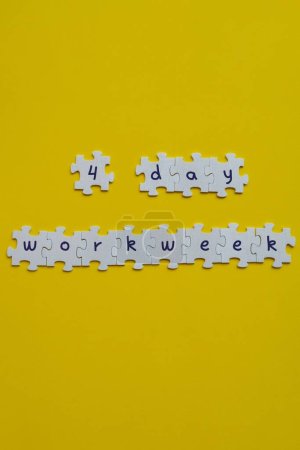 Téléchargez les photos : Symbole de semaine de travail de 4 jours sur des puzzles concept de semaine de travail de quatre jours. Approche moderne faisant des affaires semaine de travail courte. Efficacité des employés. Productivité et efficacité jours de congé - en image libre de droit