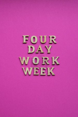 Téléchargez les photos : Symbole semaine de travail 4 jours lettres en bois concept semaine de travail de quatre jours. Approche moderne faisant des affaires semaine de travail courte. Efficacité des employés. Productivité et efficacité jours de congé - en image libre de droit