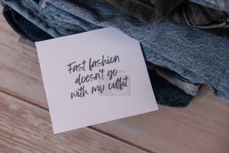 FAST FASHION DOESNT GO MIT MEINEM OUTFIT-Text auf Papier Notiz auf Jeans Kleidung Sortiment Second Hand nachhaltiges Einkaufen. Kapsel minimaler Kleiderschrank. Nachhaltiger Modekonsum, bewusster Einkauf