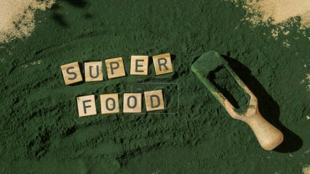 SUPERFOOD Buchstabe Chlorella auf grünem Hintergrund von Algen Superfood. Bio-Blaualgen-Spirulina-Pulverfutter. Gesunde Vorteile natürlicher Nahrungsergänzung. Alternative Medizin Mineralnahrung Antioxidans