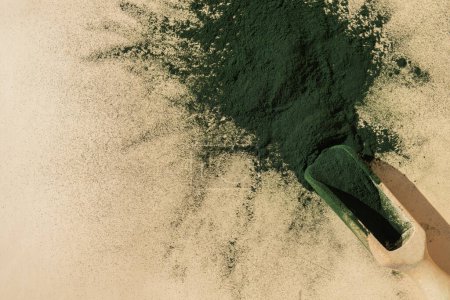 Alimento orgánico de espirulina de algas verde-azules en polvo en cuchara de madera. Copie el espacio para su texto Beneficios para la salud de la espirulina clorella. Vitaminas y minerales a dieta. Suplemento dietético Detox Algas marinas