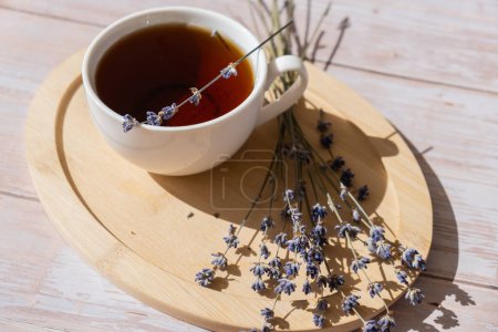 Une tasse blanche de thé à la lavande. Mortiers de lavande sèche médecine alternative. Immunité stimulant une tisane saine. Fleurs de lavande.