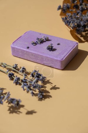 Handgemachte aromatische Wellness-Lavendelseife. Natürliche Zusatzstoffe und Extrakte. Lavendelseife mit getrockneten Blüten. Schönheitsbehandlungsprodukt pflanzliche ökologische Bio-Kosmetik. Kopierraum