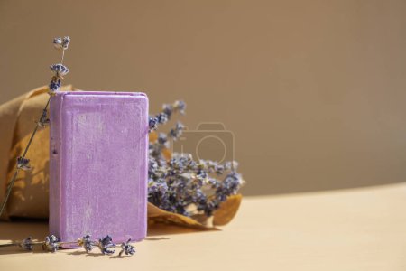 Handgefertigte lila Lavendelseife mit Lavendelblüten. Natürliche feuchtigkeitsspendende Feuchtigkeitscreme Weichheit Kosmetik. Beruhigende Bio-Schönheitspflege. Pflanzliche Selbstpflege Wellness-Alternative Seife. Kopierraum