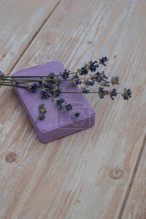 Handgefertigte lila Lavendelseife mit Lavendelblüten. Natürliche feuchtigkeitsspendende Feuchtigkeitscreme Weichheit Kosmetik. Beruhigende Bio-Schönheitspflege. Pflanzliche Selbstpflege Wellness-Alternative Seife. Kopierraum