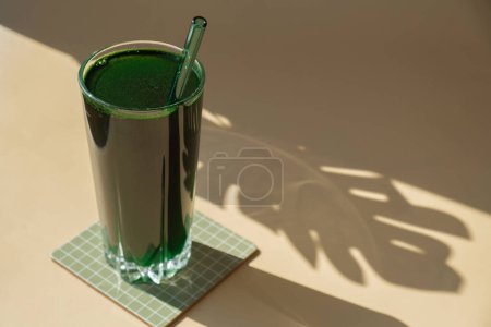 Bio-Blaualgen-Spirulina-Entgiftungsgetränk in Glaspudernahrung. Gesundheit Proteincocktail Smoothie aus Chlorella. Vitamine und Mineralstoffe für die Ernährung. Präbiotisches und antioxidatives Nahrungsergänzungsmittel