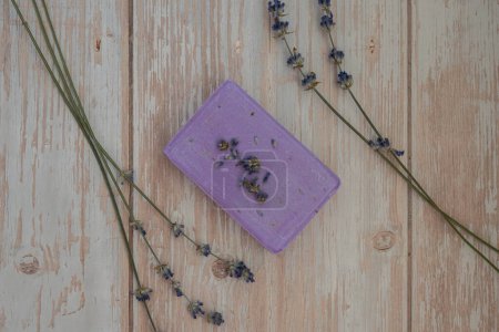 Handgemachte aromatische Wellness-Lavendelseife. Natürliche Zusatzstoffe und Extrakte. Lavendelseife mit getrockneten Blüten. Schönheitsbehandlungsprodukt pflanzliche ökologische Bio-Kosmetik. Kopierraum