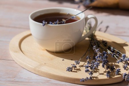 Tasse maison saine de thé à la lavande. Herbe naturelle biologique maison pour les thés. Tasse blanche de thé avec des fleurs de lavande séchées. Vie saine bien-être autogestion