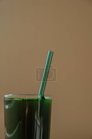 Téléchargez les photos : Algues spiruline vertes naturelles en poudre sur fond beige neutre. Chlorelle algues vegan superfood cocktails smoothie supplément source et boire de la désintoxication. Ingrédient innovant - en image libre de droit