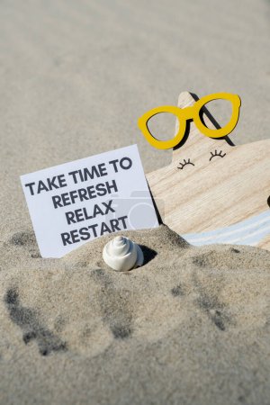 Tómese su tiempo para recuperar el texto RESTART RELAX en la tarjeta de felicitación de papel en el fondo de la estrella de mar divertida en la decoración de las vacaciones de verano gafas. Playa de arena costa del sol. Más despacio, disfrutando del momento, buenos momentos