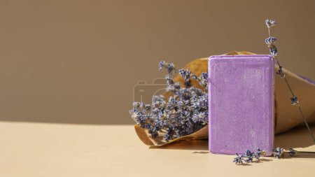 Jabón de lavanda púrpura artesanal con flores de lavanda. Hidratante natural hidratante suavidad cosmética. Producto calmante ecológico para el cuidado de la piel. Hierbas de cuidado personal jabón alternativo de bienestar. Copiar espacio