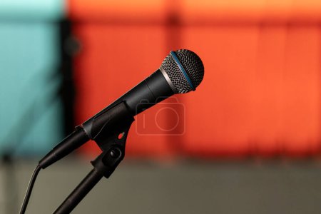 Téléchargez les photos : Approche d'un microphone monté sur un trépied, dans une barre pour chanter ou parler - en image libre de droit