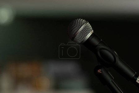 Téléchargez les photos : Approche d'un microphone monté sur un trépied, dans une barre pour chanter ou parler - en image libre de droit