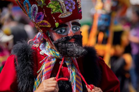 Téléchargez les photos : Approche d'un danseur chinelo, dansant dans un carnaval de l'État du Mexique - en image libre de droit