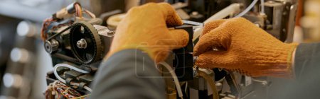 Téléchargez les photos : Mâles électriciens réparer la machine à café dans l'atelier. Photo de haute qualité - en image libre de droit