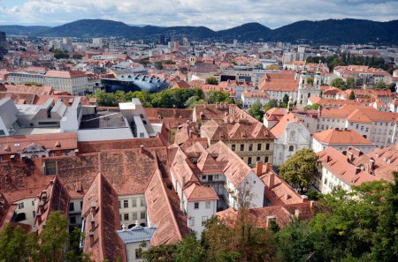 Téléchargez les photos : Autriche, vue aérienne sur le site du patrimoine mondial de l'UNESCO ville de Graz, capitale de la Styrie avec Kunsthaus, un bâtiment d'exposition et un nouveau point de repère architectural - en image libre de droit
