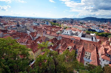 Téléchargez les photos : Autriche, vue aérienne sur le site du patrimoine mondial de l'UNESCO ville de Graz, capitale de la Styrie avec Kunsthaus, un bâtiment d'exposition et nouveau monument architectural et hôtel de ville - en image libre de droit