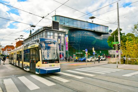 Téléchargez les photos : Graz, Autriche - 22 septembre 2022 : le soi-disant Kunsthaus un centre d'exposition et le nouveau point de repère de la capitale de la Styrie et le tramway comme moyen de transport public - en image libre de droit