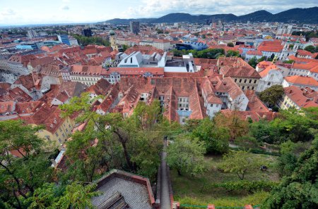 Téléchargez les photos : Autriche, patrimoine mondial de l'UNESCO ville de Graz, capitale de la Styrie, vue de la colline du Schlossberg - en image libre de droit