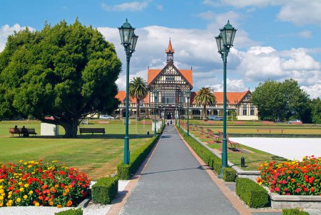 Foto de New Zealand, the old bathhouse in Government Garden in Rotorua - Imagen libre de derechos