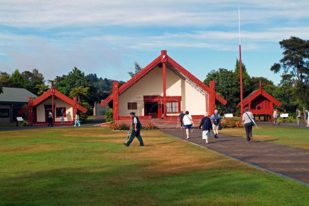 Foto de Rotorua, New Zealand, March 11, 2005: Maori meeting place in Whakarewarewa, a geothermal area with hot pools, boiling mud and geysers near Rotorua and preferred tourist attraction - Imagen libre de derechos