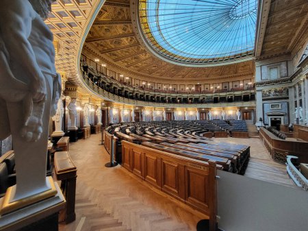 Téléchargez les photos : Vienne, Autriche - 20 mars 2023 : Le parlement autrichien l'un des bâtiments les plus imposants le long de la Vienne Ringstrasse, vue sur la salle de réunion du conseil fédéral avec le dôme de verre - en image libre de droit