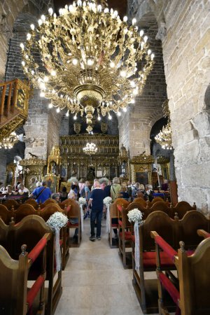 Téléchargez les photos : Larnaca, Chypre - 30 septembre 2023 : Les gens dans l'ancienne église médiévale de Saint Lazare dans la partie sud chypriote de l'île - en image libre de droit