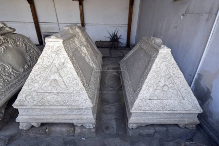 Foto de Larnaca, Chipre - 30 de septiembre de 2023: sarcófagos artísticamente decorados en la iglesia medieval de San Lázaro en la parte sur chipriota de la isla - Imagen libre de derechos