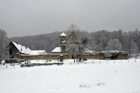 Austria, Paisaje invernal con el monasterio de Santa Ana en la reserva natural de Mannersdorf Wueste en Baja Austria