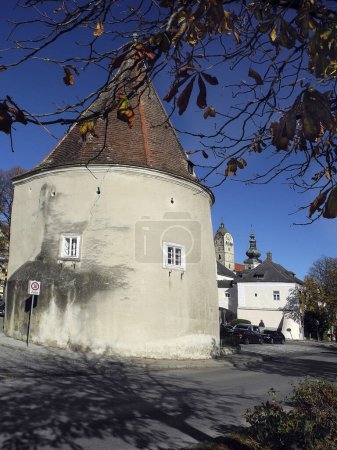 Téléchargez les photos : Autriche, tour défensive historique et clochers à Krems an der Donau en Basse-Autriche - en image libre de droit