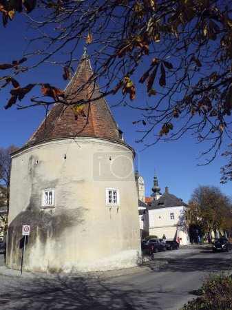 Österreich, historischer Wehrturm mit Schießscharten und Kirchtürmen in Krems an der Donau in Niederösterreich