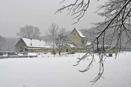 Autriche, Paysage d'hiver avec le monastère Sainte-Anne dans la réserve naturelle de Mannersdorf Wueste en Basse-Autriche