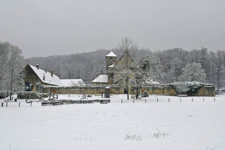 Österreich, Winterlandschaft mit Stift St. Anna im Naturpark Mannersdorf Wüste in Niederösterreich