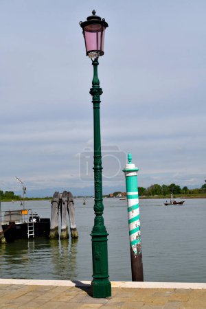 Téléchargez les photos : Italie, île de Burano, lanterne et phal pour l'attachement du bateau sur la belle île située dans la lagune de Venise - en image libre de droit