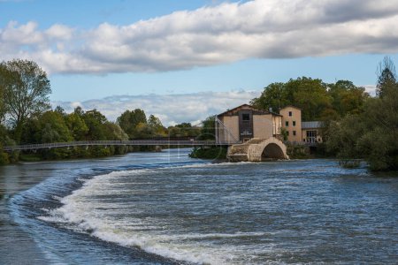 Foto de Río Doubs con antiguo edificio clásico francés con puente Dole, Borgoña, Francia - Imagen libre de derechos
