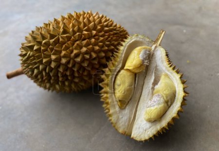 Foto de Fresh and ripe durian fruit. Durian Durio is a tropical plant originating from the Southeast Asian region which is popular for its unique shape and distinctive aroma. - Imagen libre de derechos