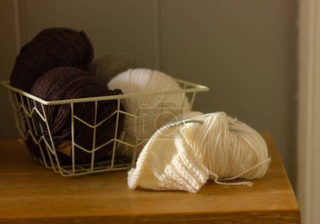 Foto de Hilos de lana y agujas de tejer en un primer plano de mesa de madera - Imagen libre de derechos