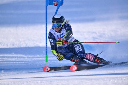 Téléchargez les photos : Paula Moltzan (États-Unis) lors de la Coupe du monde de ski alpin - Slalom géant féminin à la Sestrière à Sestrière, Italie, le 10 décembre 2022 - Crédit : Danilo Vig - en image libre de droit