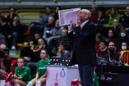 Téléchargez les photos : Carlo Parisi Head Coach of Il Bisonte Firenze reacts during Volley Serie A women 2022/23 volleyball match between UYBA Unet E-Work Busto Arsizio and Il Bisonte Firenze at E-Work Arena, Busto Arsizio, Italy on January 07, 2023 - Credit: Fabrizio Carab - en image libre de droit