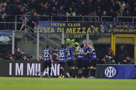 Téléchargez les photos : Lautaro Martinez of FC Internazionale celebrates with his teammates after scoring a goal during Serie A 2022/23 football match between FC Internazionale and Hellas Verona FC at Giuseppe Meazza Stadium, Milan, Italy on January 14, 2023 - Credit: Fabri - en image libre de droit